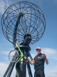 Arthur v. d. Lee met zijn M5 Low Racer aangekomen op gloeiend hete (32 graden!!) Noordkaap. 